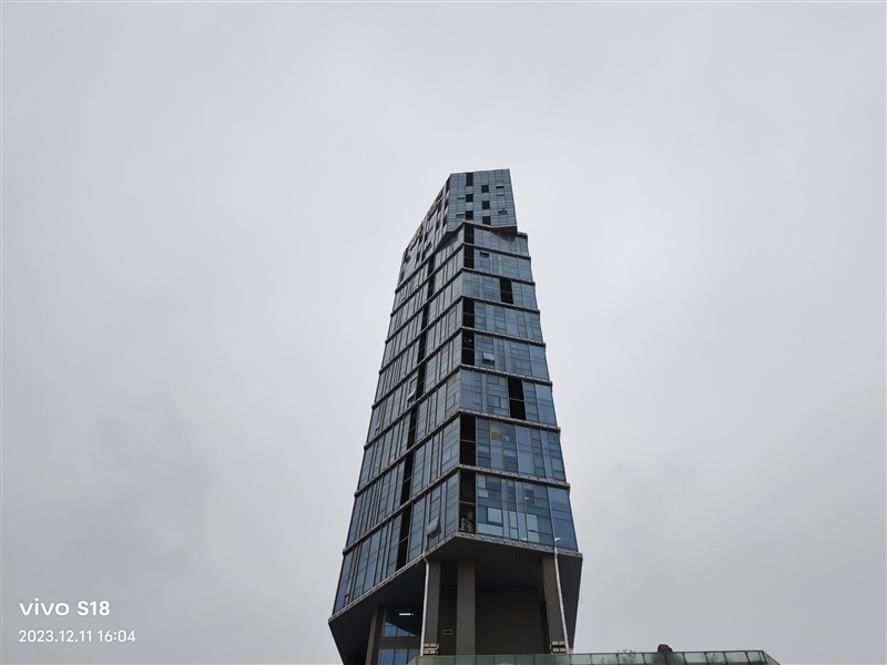 8mm机身下的续航王者!vivo S18评测:5000mAh超薄蓝海电池 轻松用一天半