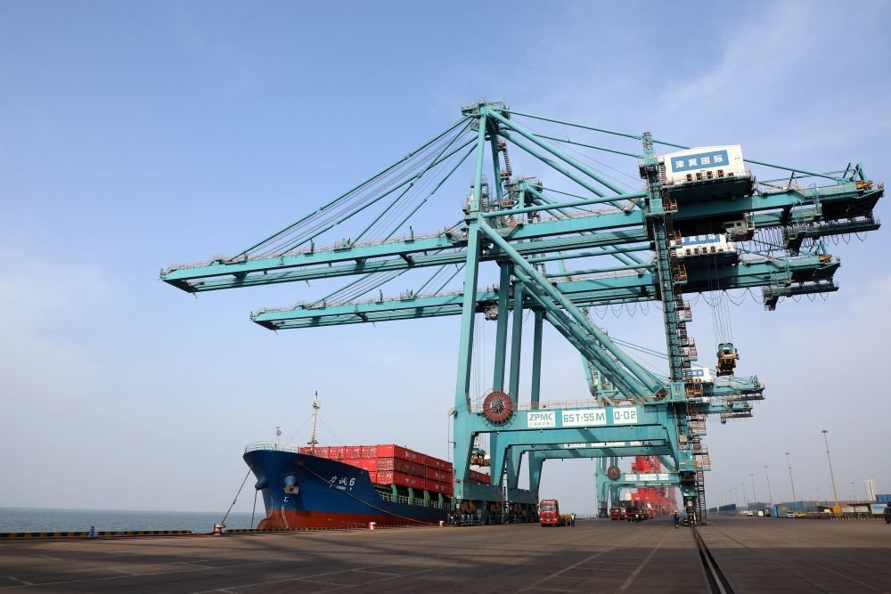 3月9日，船舶停靠在黃驊港綜合港區集裝箱碼頭進行卸船作業。新華社記者 駱學峰 攝