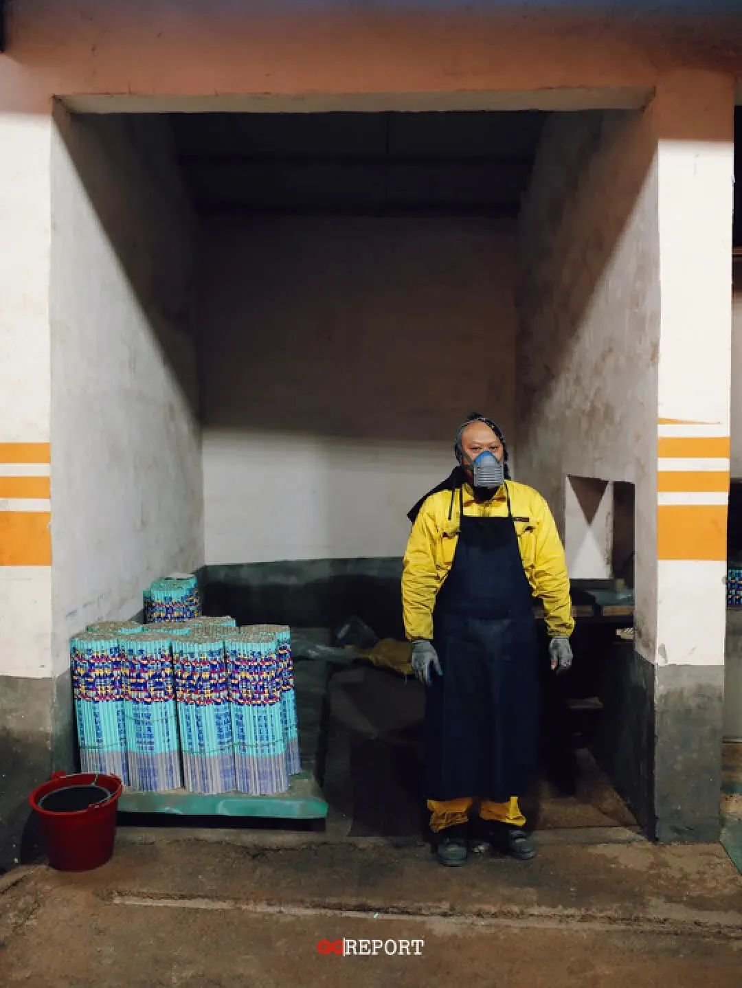 装药工序的工人