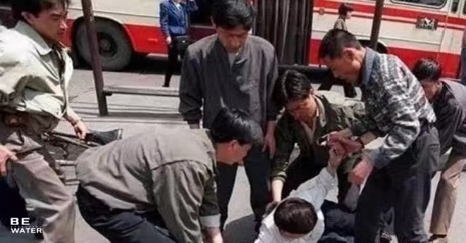 九十年代北京反扒民警在公交车站抓获扒窃嫌疑人
