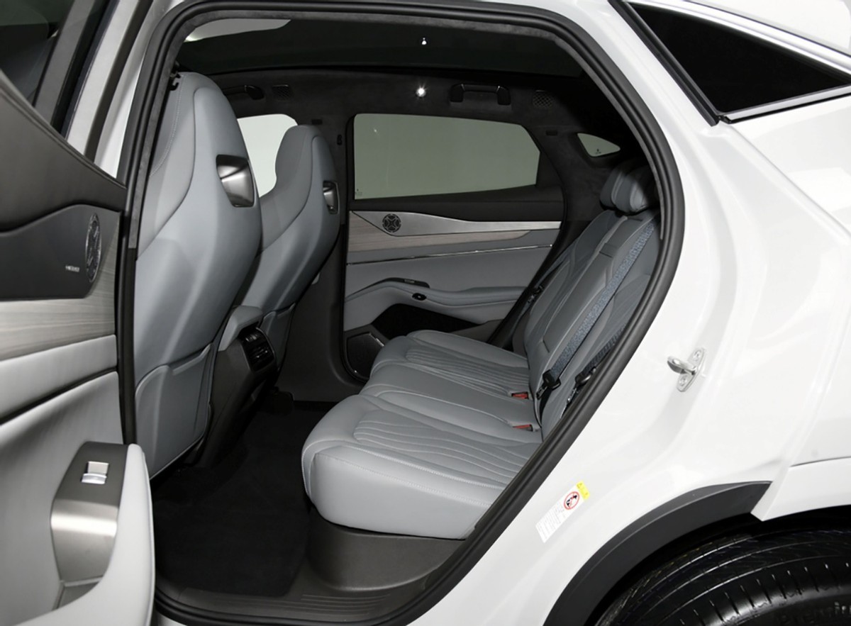 比亚迪终于出手了 正面交锋特斯拉 腾势N7对比Model Y