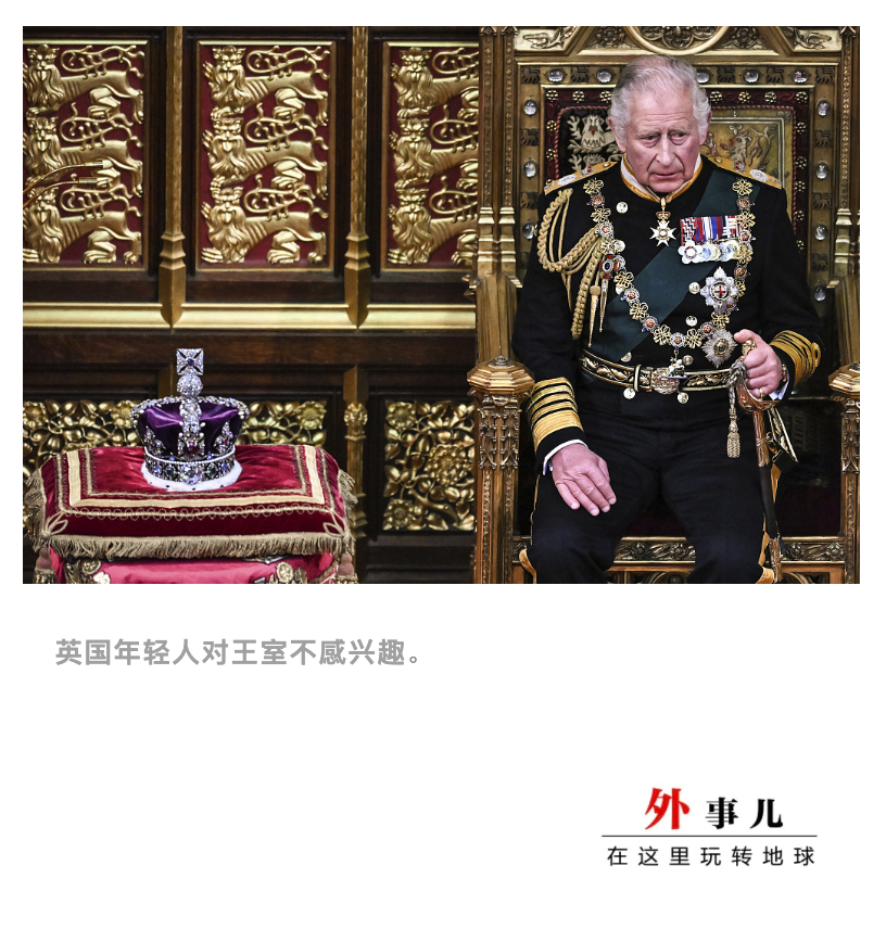 当地时间2023年5月5日，英国伦敦，英国国王查尔斯三世在白金汉宫外问候祝福者。图/视觉中国