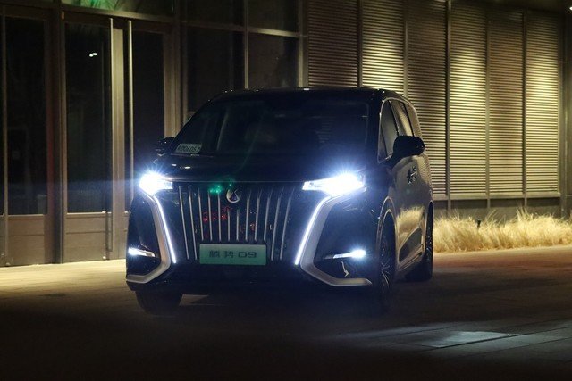 脚踢埃尔法拳打艾维亚,腾势D9 EV体验报告