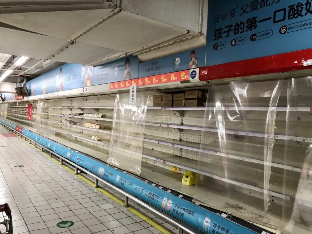 2023年2月,家乐福北京创益佳店的部分货架上空空如也。 (南方周末记者 梅岭 / 图)