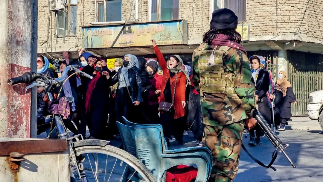 2022年12月22日，阿富汗喀布尔，一些妇女上街抗议女性大学教育禁令。图/视觉中国