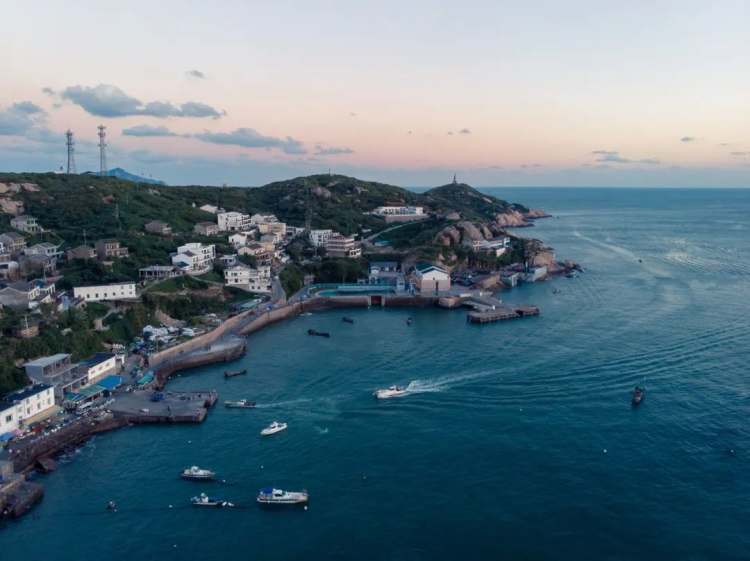 △舟山群岛东极岛日出时的海景。（图/图虫创意）