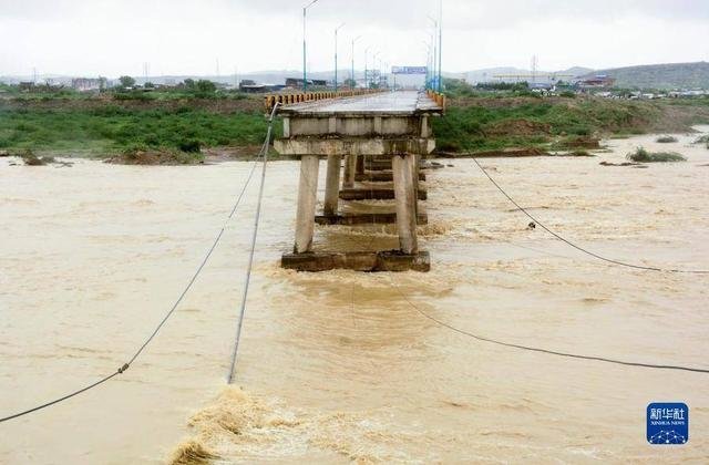 2022年7月26日在巴基斯坦卡拉奇拍摄的在洪水中损毁的桥梁。