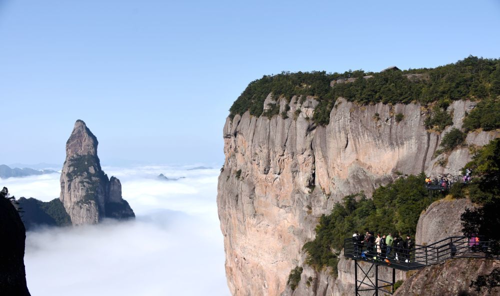 游客在神仙居风景区游览。