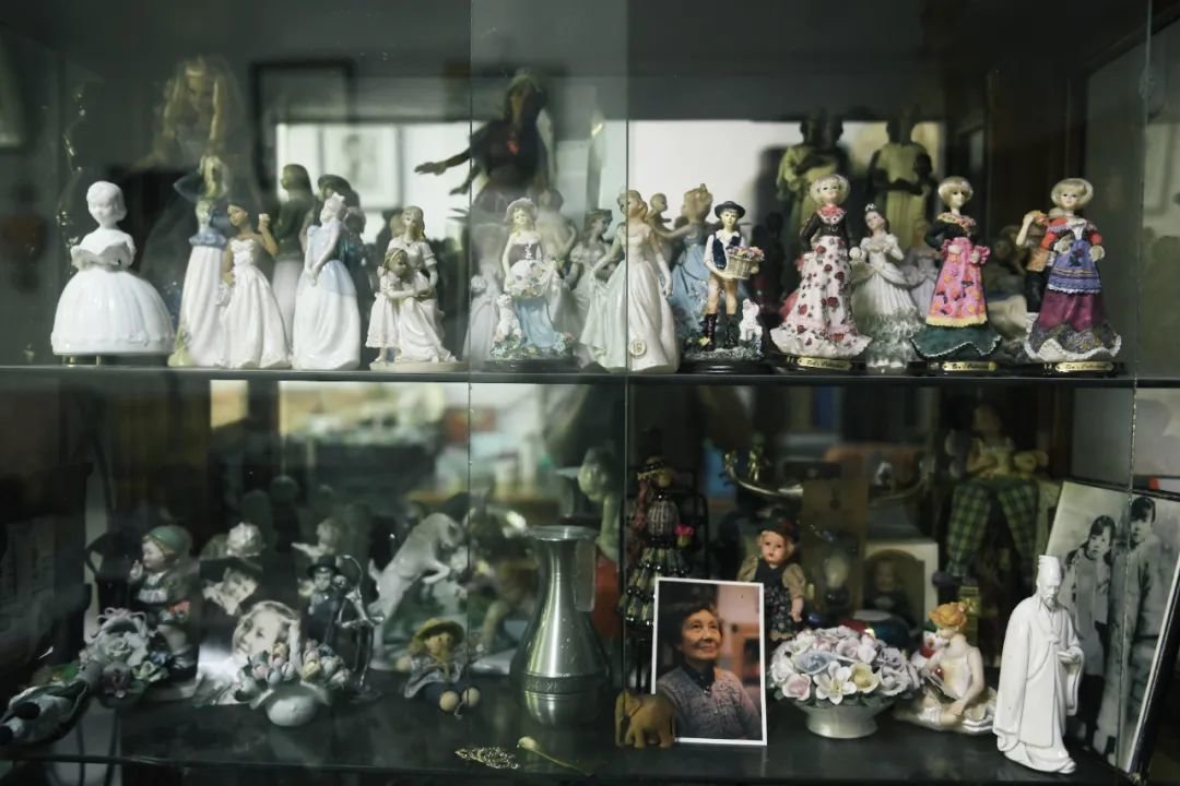 杨苡喜欢娃娃，家中收藏着许许多她喜欢的娃娃、摆件。