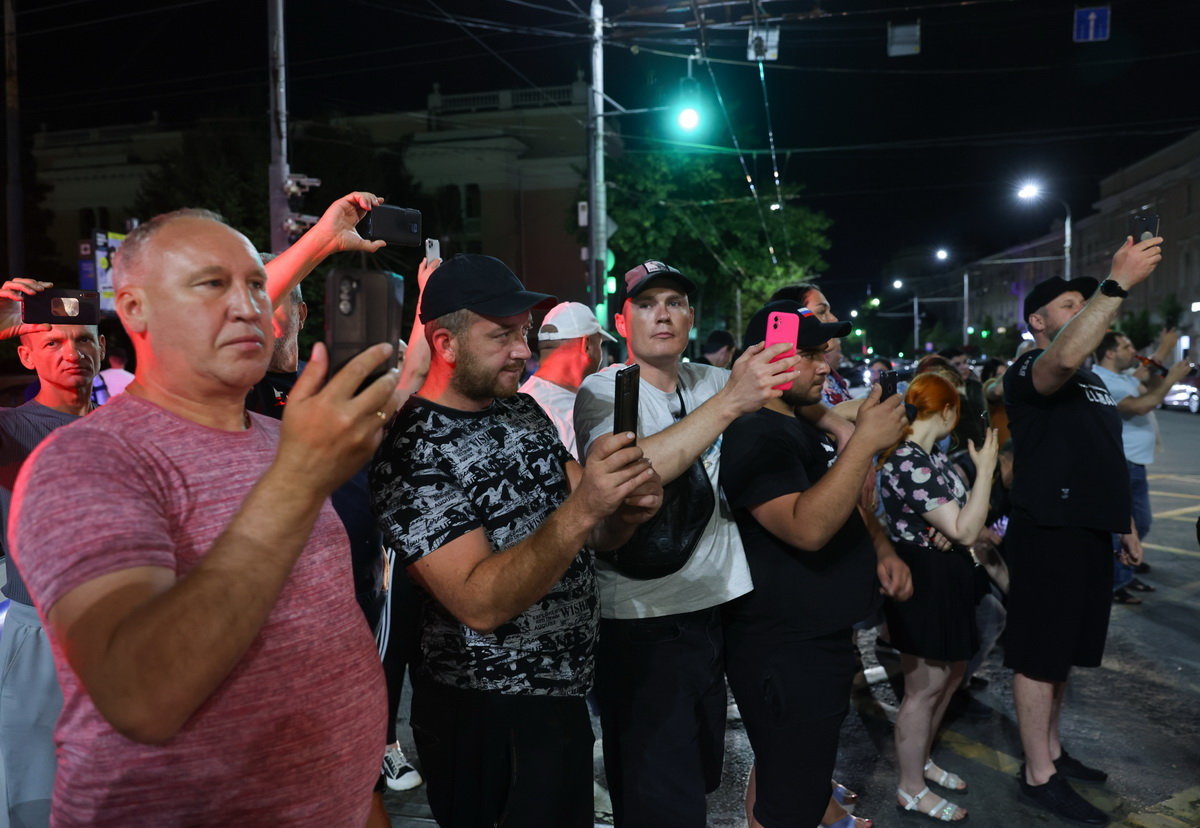 当地时间6月24日，俄罗斯顿河畔罗斯托夫，人们拍摄瓦格纳军车从街道上驶过。