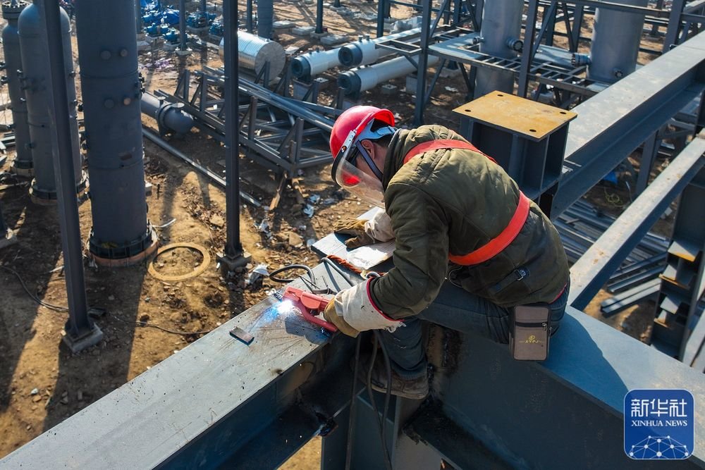 湖北省孝感市云梦县盐化工循环利用产业园区进行电焊作业(无人机照片)