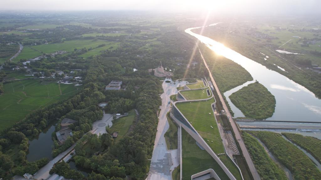 这是新建在鸭子河畔的三星堆博物馆新馆外景。新华社发(余嘉摄)