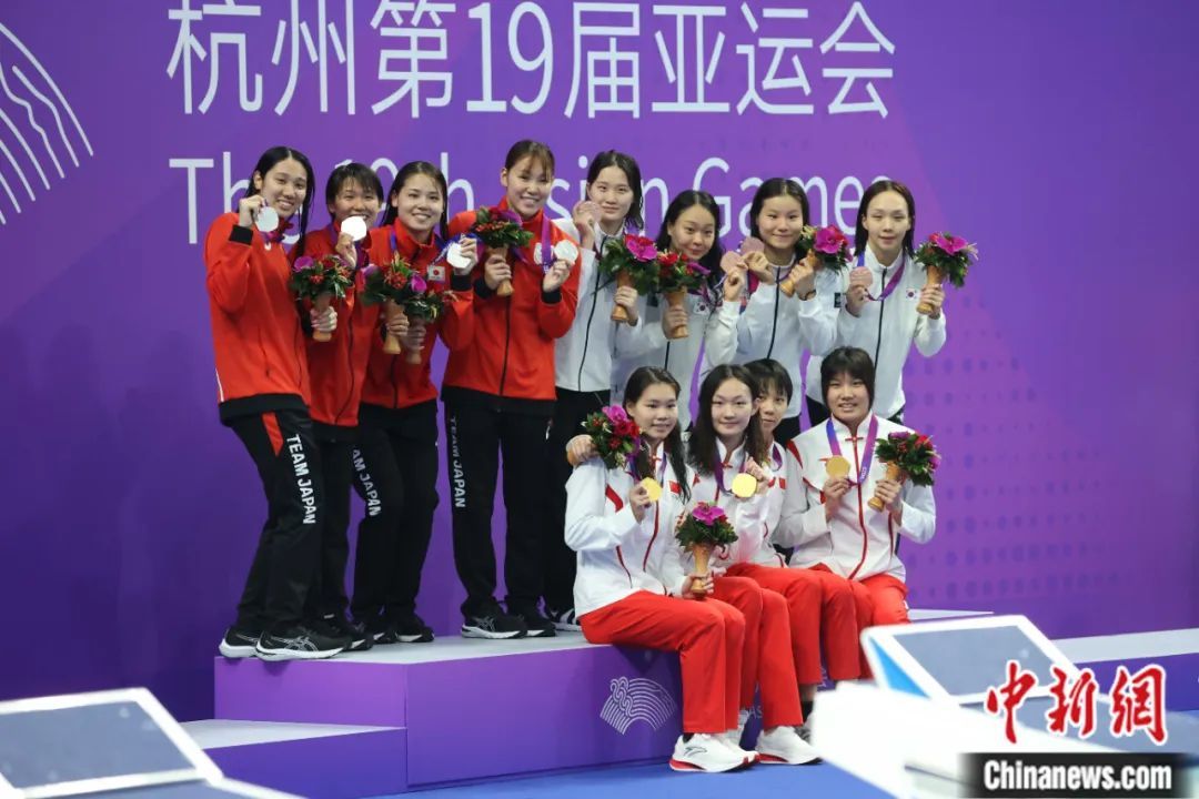 2023年9月28日，杭州第19届亚运会女子4x200米自由泳接力颁奖仪式在杭州奥体中心游泳馆举行。中国队(下)以7分49秒34获得金牌，日本队(左)以7分55秒93获得银牌，韩国队(右)以8分00秒11获得铜牌。汤彦俊 摄