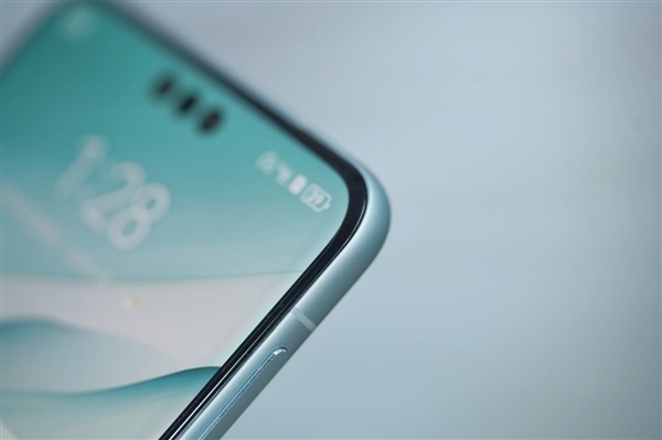 三挖孔前所未有!华为Mate 60 Pro雅川青图赏