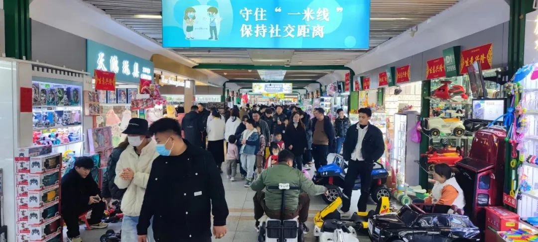 商贸城里的客流明显增多,虽然多数人是来游玩的,但也给商户带来了信心。“有人气,都会好起来的,对吧?”一位商家这样说。图源:小巴拍摄