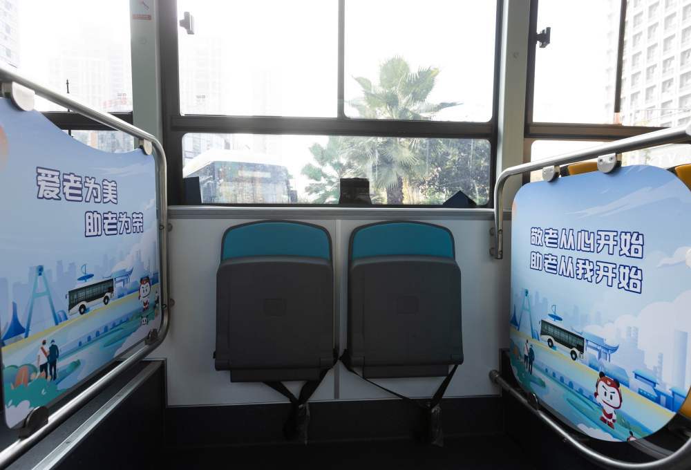 66路公交车上配备了安放轮椅的座位。新华社记者江宏景 摄