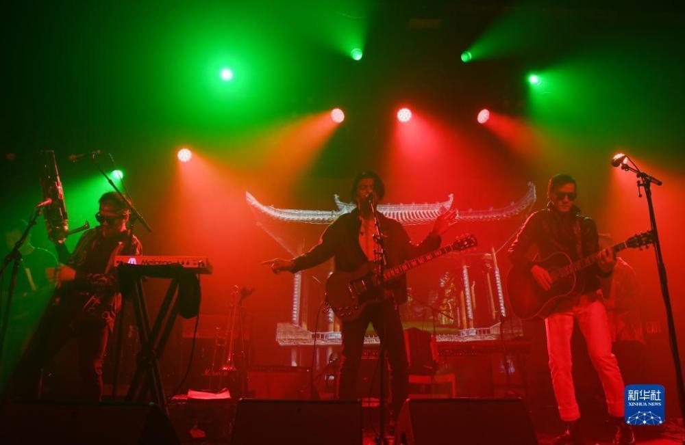 11月25日，五条人乐队在美国纽约举行的“有朋自东方来”音乐节上表演。新华社记者 李睿 摄