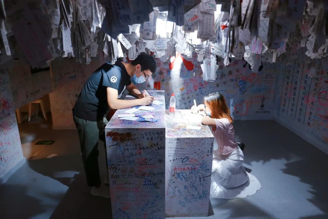2020年8月23日,上海失恋博物馆,两个年轻人在留言。(@视觉中国 图)