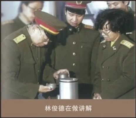 林俊德(左一)在做讲解。(永春县委宣传部供图)