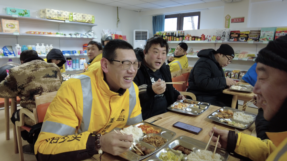 实惠的“暖蜂驿站”食堂每天都能吸引不少骑手前往。新华社记者 徐思钰 摄