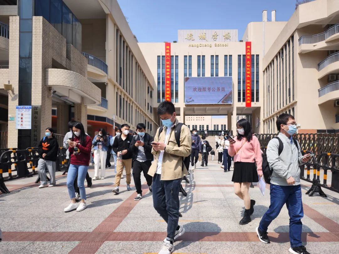 2月25日12时许，广东深圳一处公务员笔试考点，考生走出考场。图/视觉中国