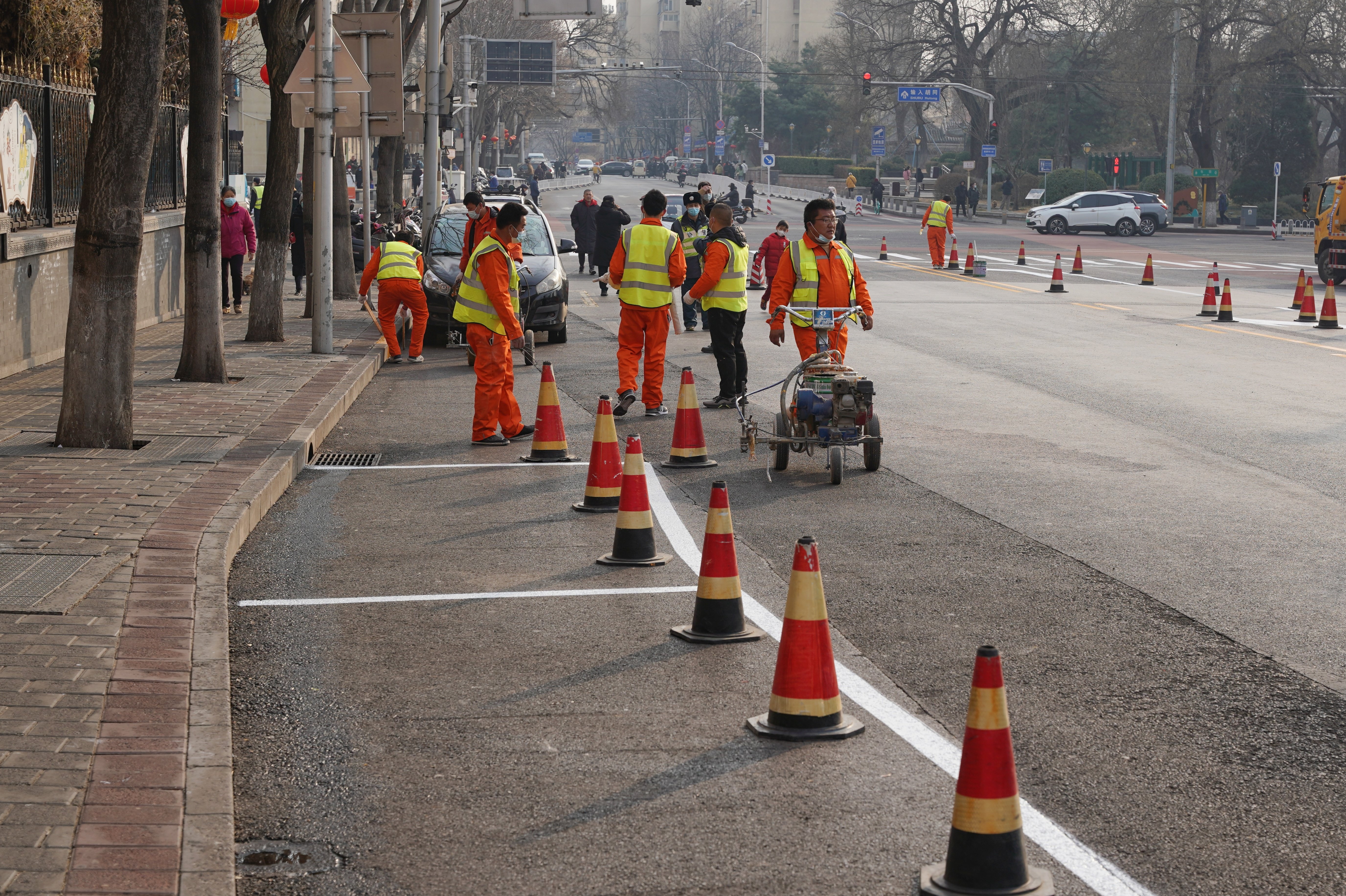 道路两侧重新按照标准施划路侧车位。新京报记者 王贵彬 摄