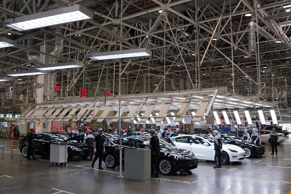 2023年5月12日，在特斯拉上海超级工厂总装车间，工人对车辆进行检测。新华社记者马宁摄