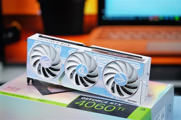 高颜值波普风!七彩虹RTX 4060 Ti Ultra W OC显卡图赏