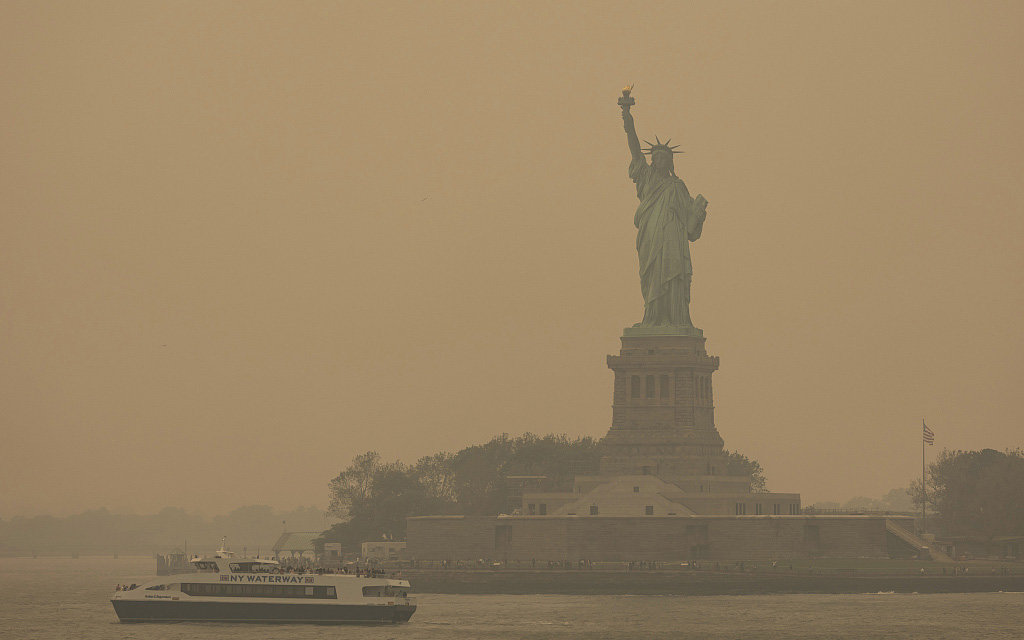 当地时间2023年6月7日，美国纽约，加拿大山火浓烟继续蔓延，纽约空气遭到严重污染。