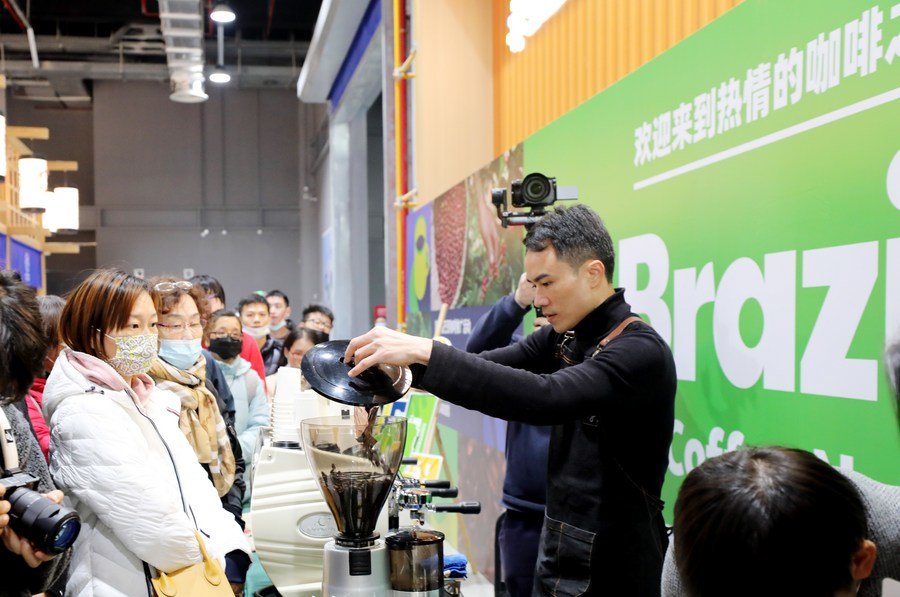 2021年12月3日，第四届巴西咖啡推广日活动在上海虹桥国际咖啡港举行，一名咖啡师在活动中用巴西咖啡豆为来宾制作咖啡。新华社记者 方喆 摄
