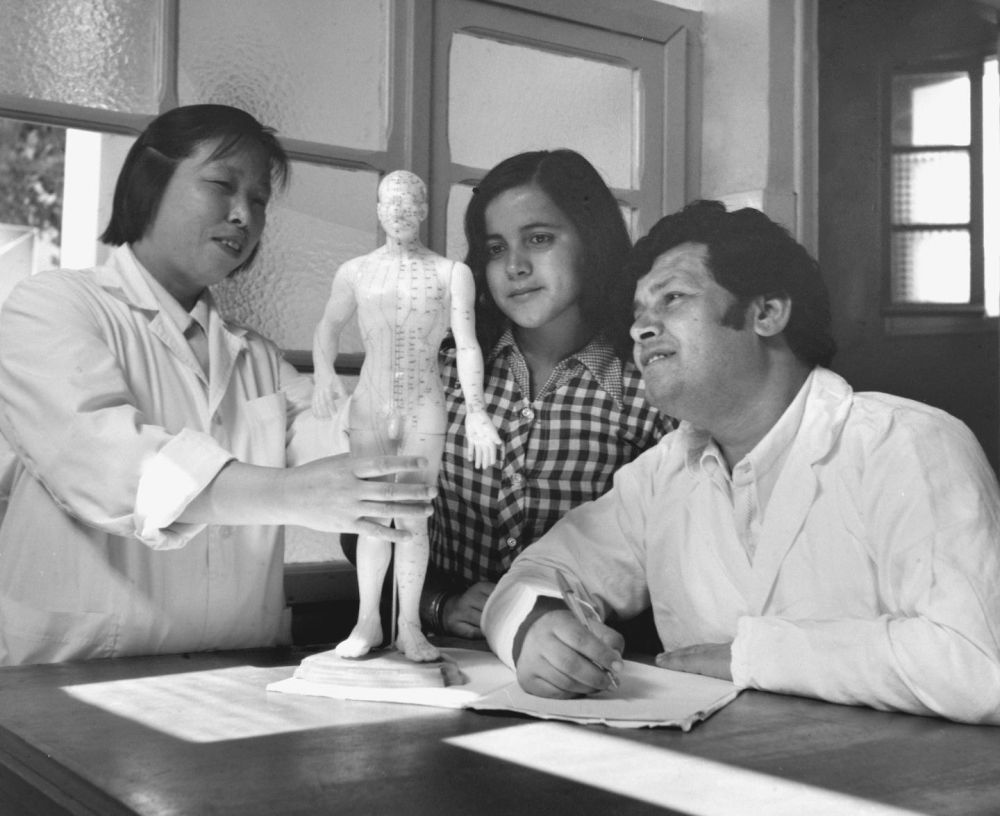 ↑1976年11月，中国医疗队的医生在突尼斯马迪亚医院给突尼斯医务人员讲解针灸穴位。新华社记者 解聘如 摄