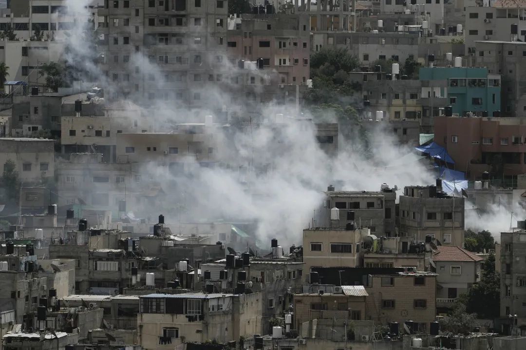约旦河西岸，难民营在军事袭击中浓烟滚滚。