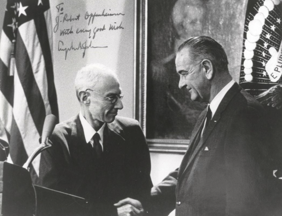 1963年，林登·约翰逊总统向奥本海默颁发恩里科·费米奖。© Wikimedia Commons