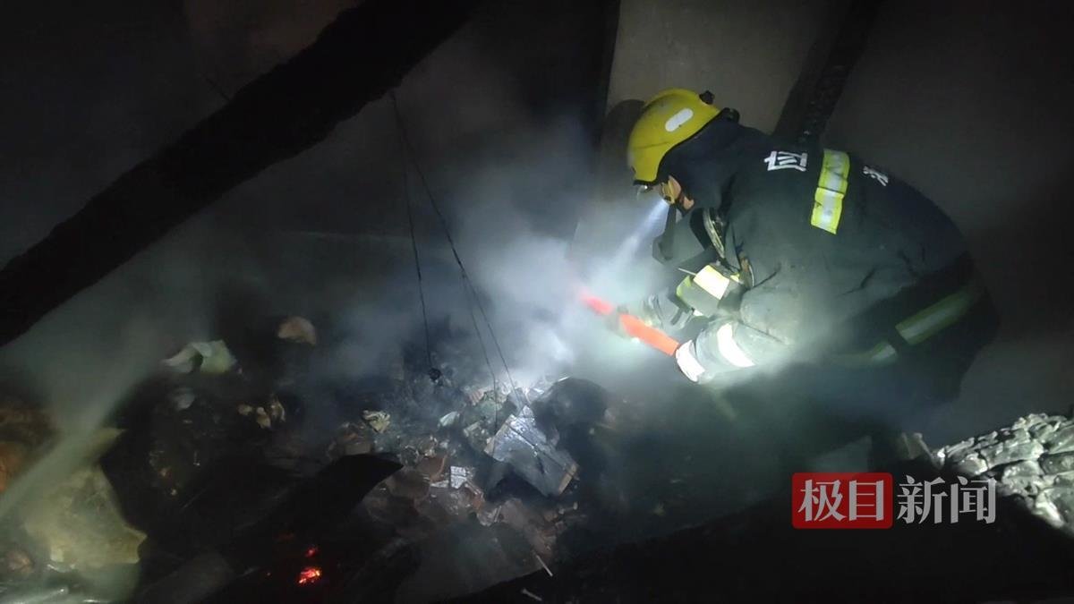 消防人员在废墟中帮助老人寻找钱罐(丽水市青田消防供图)