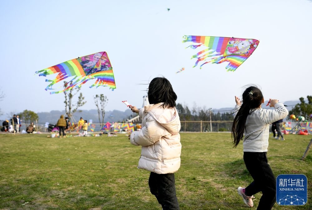 2月27日,小朋友在湖北省宣恩县仙山贡水旅游区的一处草坪上放风筝