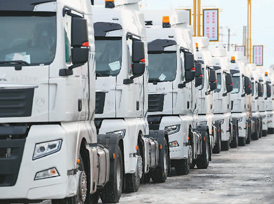 近年来，新疆塔城地区不断培育外贸发展优势，提升通关效率，持续优化营商环境，推动口岸贸易高质量发展。图为出口中亚国家的卡车在巴克图口岸等候出境。新华社记者 胡虎虎摄