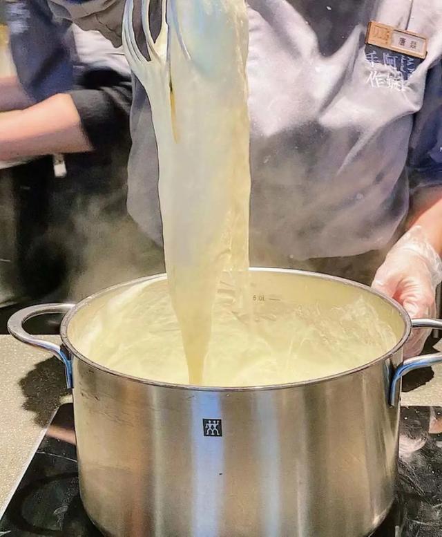 ◎阿嬷手作的店员正在制作米麻薯 图源:小红书