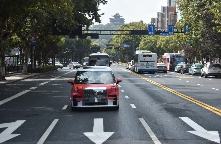 杭州亚运会火种车在道路上十分醒目。