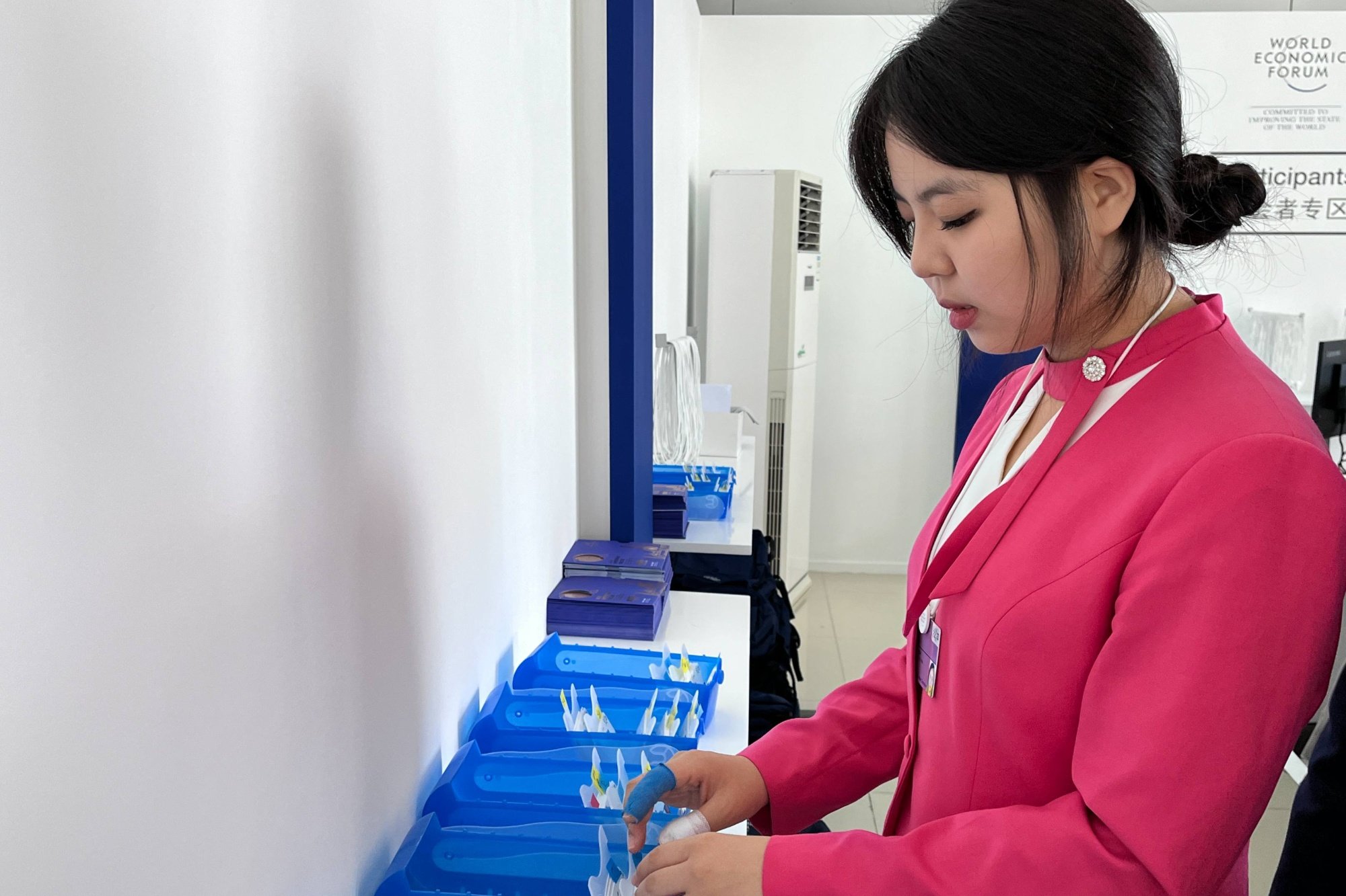 孟依然在志愿服务中（央广网发 天津外国语大学供图）