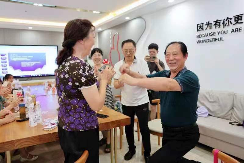 吃乞巧果送玫瑰 穿汉服拍合影 社区七夕活动好甜蜜丨乞巧节吃巧果的寓意