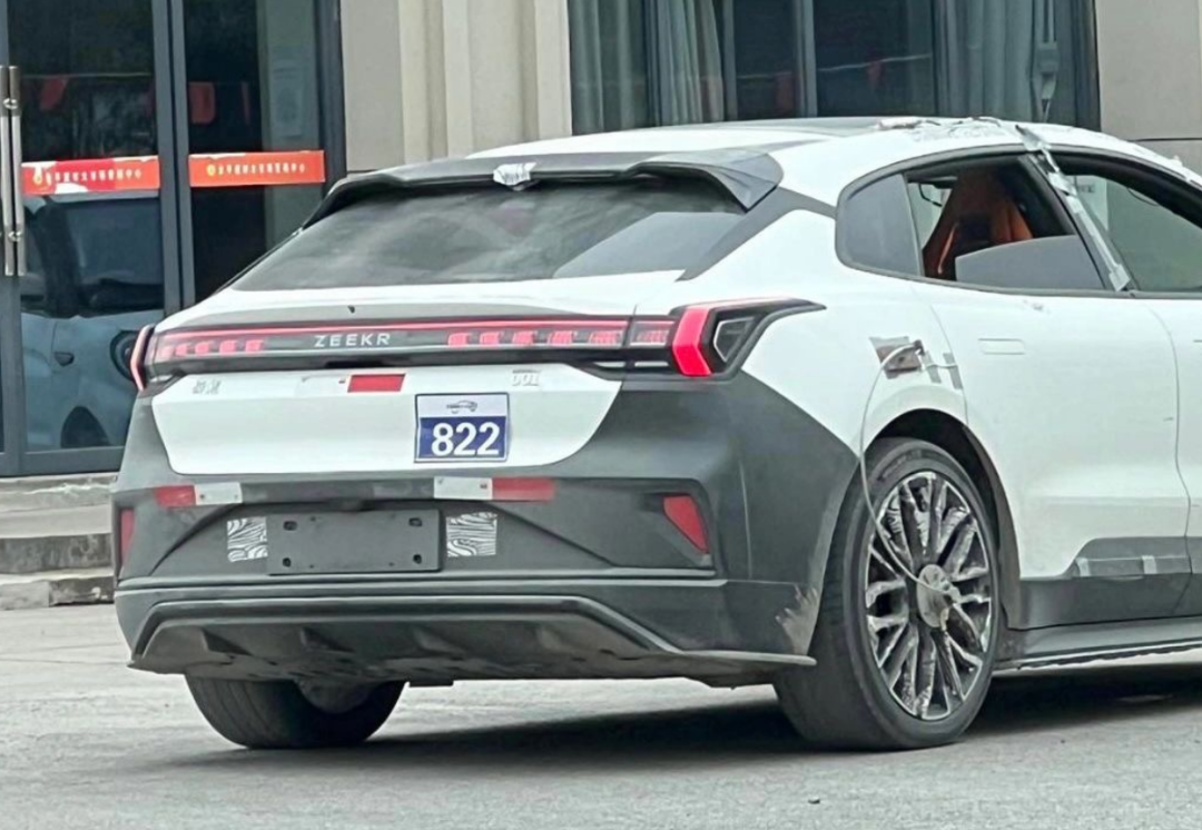 新款极氪001实车现身,配激光雷达+保时捷同款仪表,续航超1000km_凤凰网汽车_凤凰网