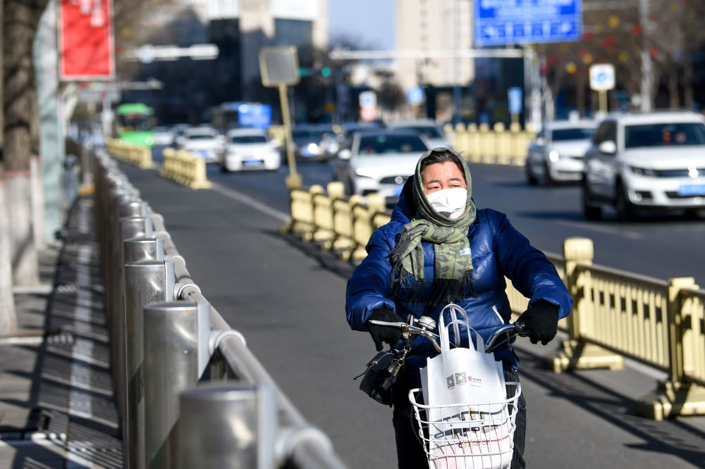 1月23日,市民在内蒙古呼和浩特市中山东路上骑行。 新华社记者贝赫 摄