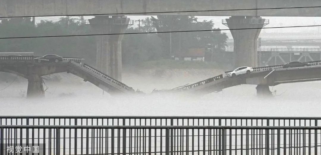 2023年8月1日，北京，丰台区小清河桥被暴雨冲垮，一辆车被留在桥上。