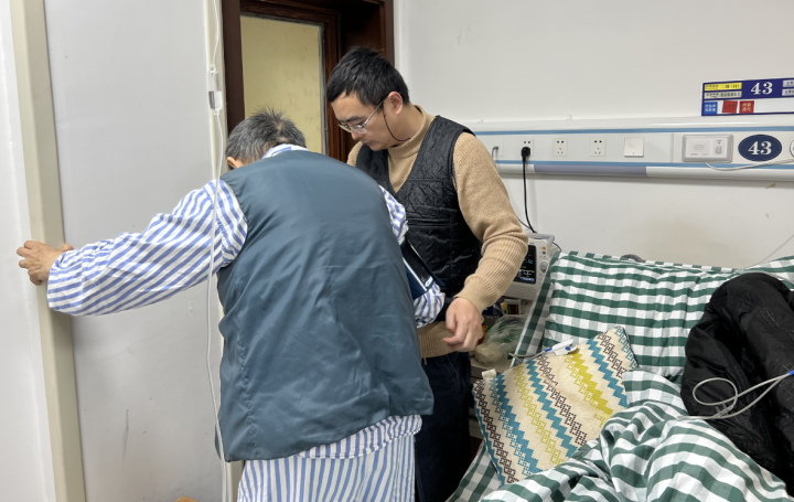 金晓宇(右)与父亲金性勇(左) 资料图