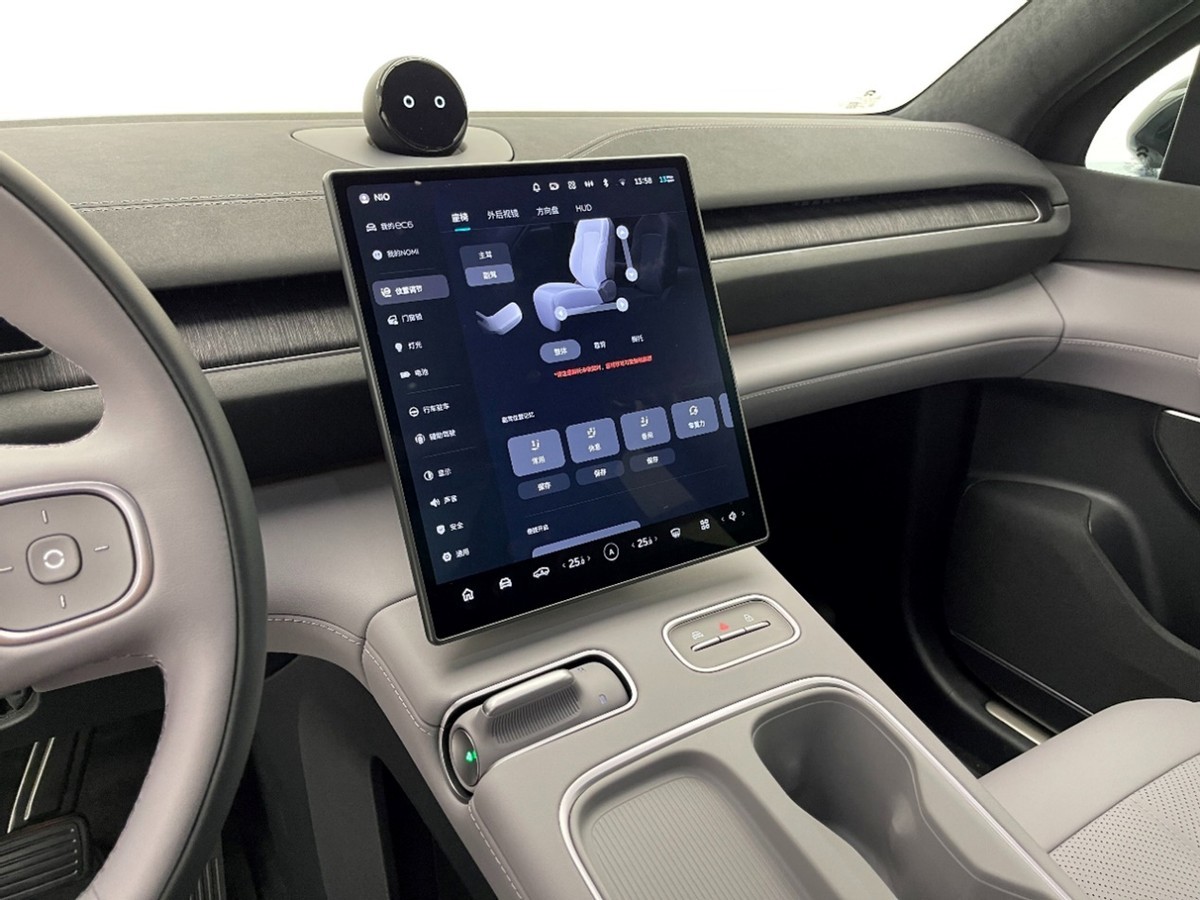 ES6+2万元=轿跑SUV画风+电动尾翼,加速还更快,蔚来EC6到店实拍