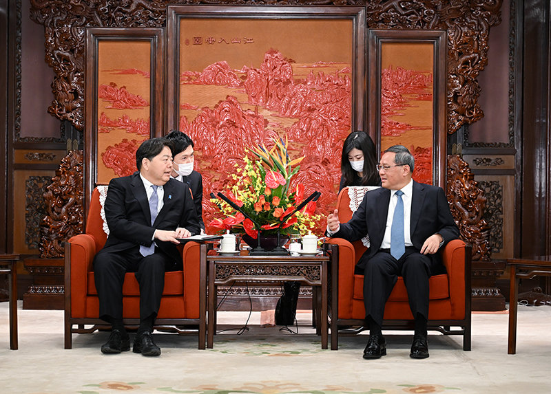 4月2日，国务院总理李强在北京中南海紫光阁会见来华访问的日本外相林芳正。新华社 图