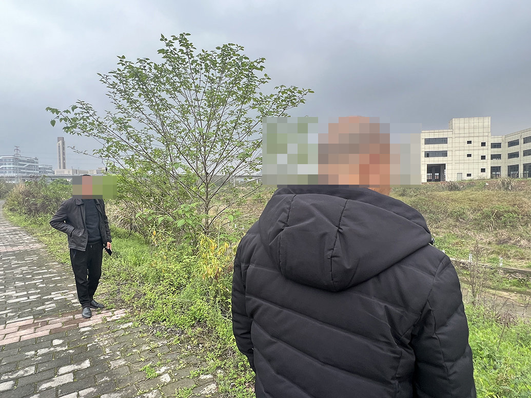 抢劫杀人案埋尸现场,张彬表示,这是他第一次到这里,当年并没带他指认现场。
