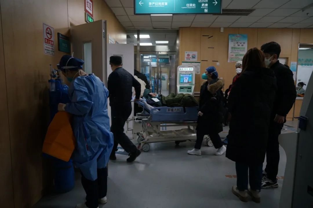 2022年12月27日,北京丰台,一名病人被送至首都医科大学附属北京佑安医院急诊科抢救室。中青报·中青网记者李强/摄