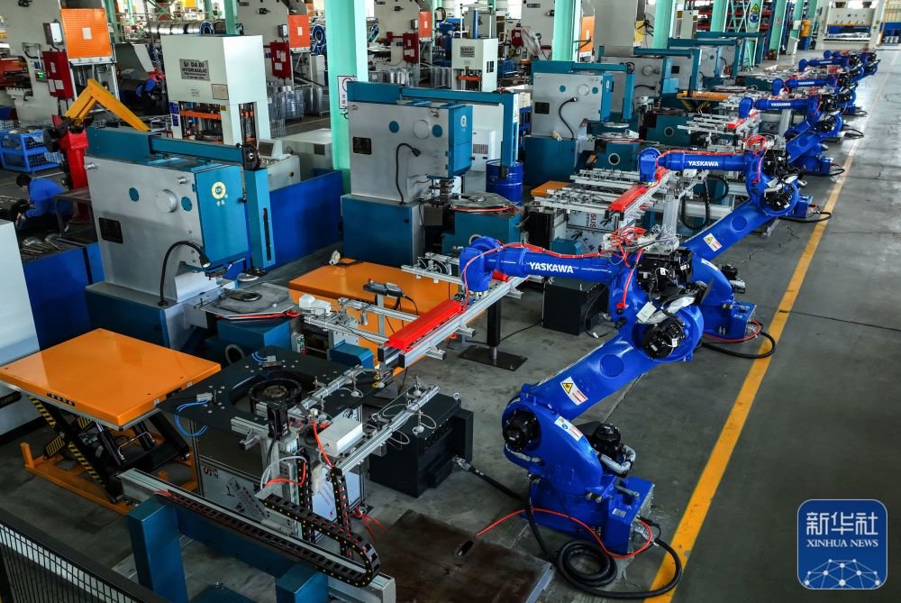 1月28日，智能机器人在山东省荣成市经济开发区一家电机制造企业的智能化生产车间内作业（无人机照片）。新华社发（李信君 摄）