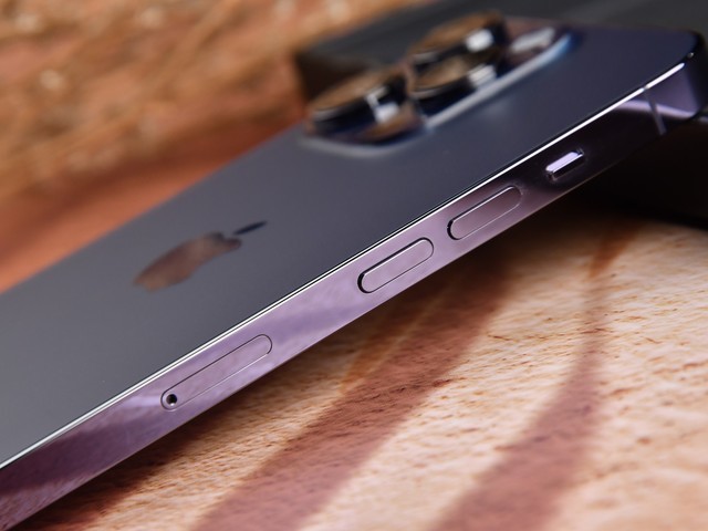 iPhone钛合金对比不锈钢体验 去年买了14 Pro后大悔